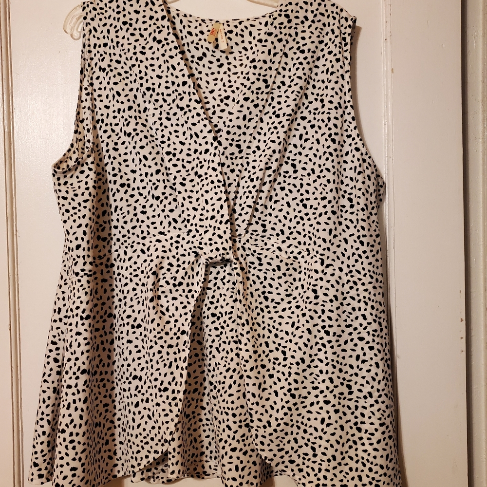 Whiye and black sleeveless blouse sz 3X